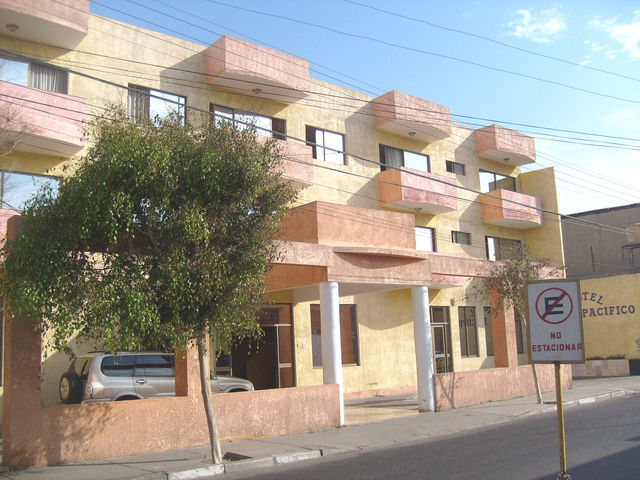 tres pisos, frontis principal